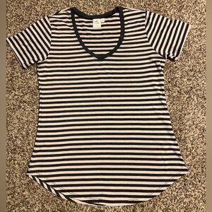 5/$25 | Buckle | White Crow | V-Neck T-Shirt